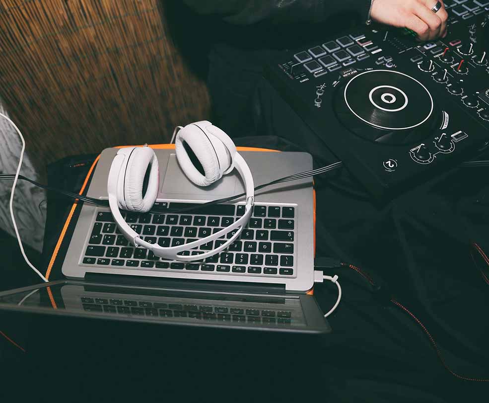 المعدات والتقنيات الحديثة للـ دي جيDJ